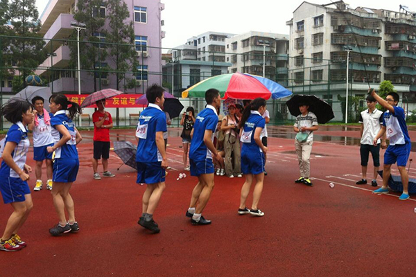 华体会电竞
员工参加运动会